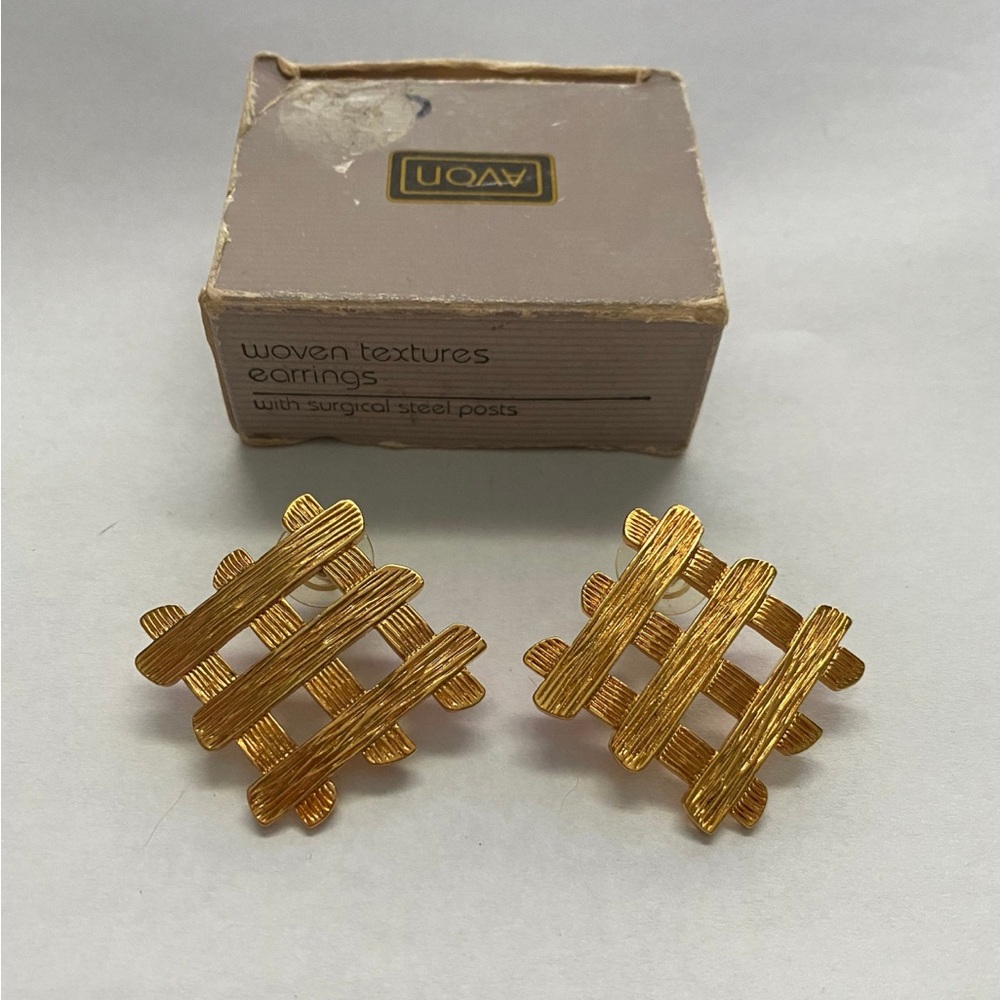 Vintage 1992 Avon Woven Textures Gold Tone Earrings!!!